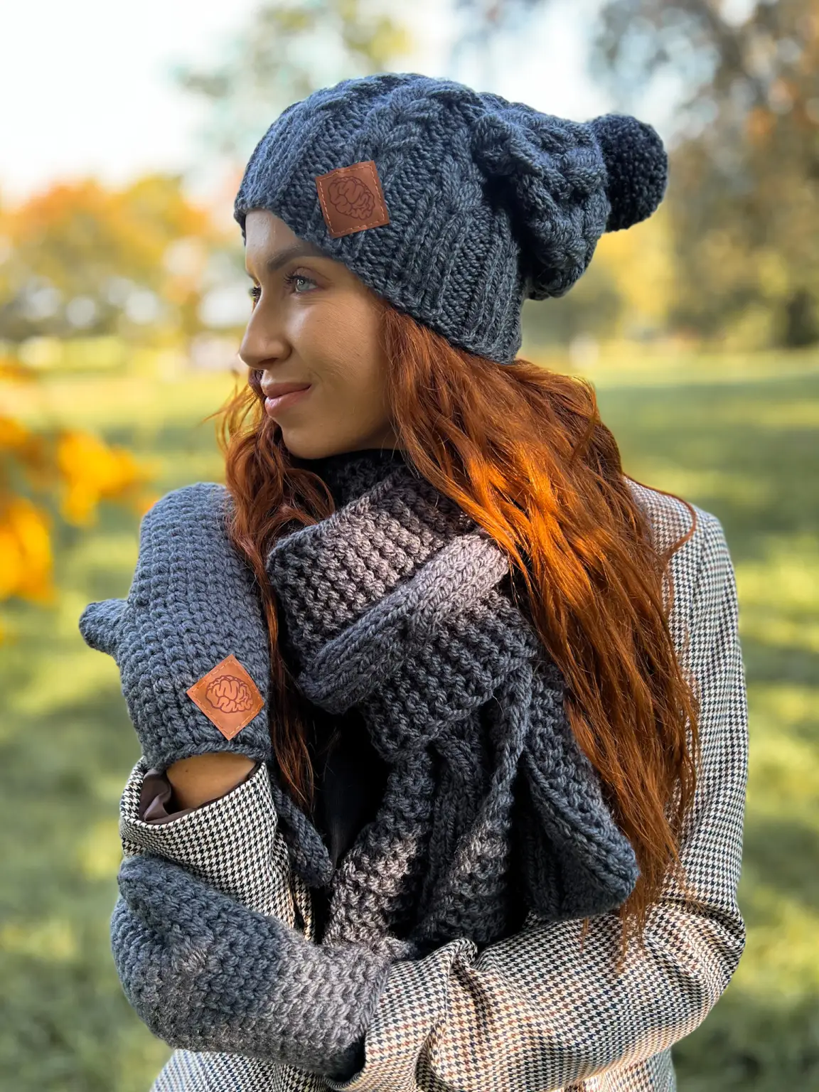 Czapka zimowa z pomponem SMILE ,,Ciemny szary" 17 szara czapka merino 1