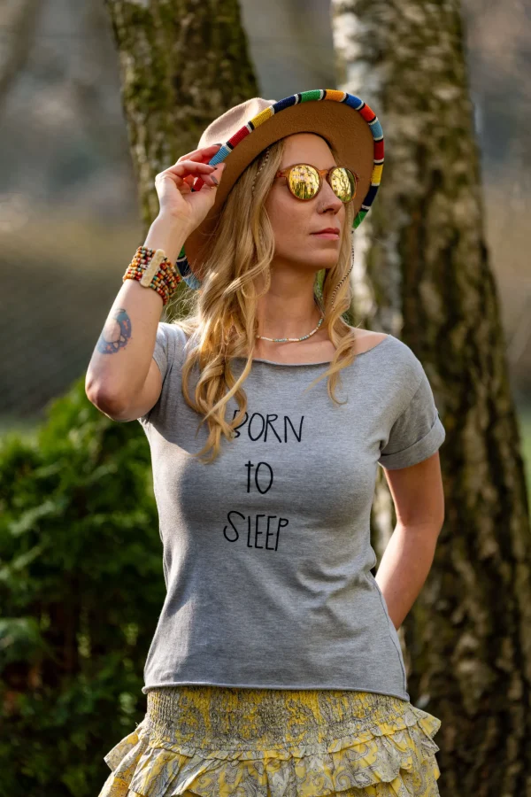 szary t shirt z nadukiem scaled 1