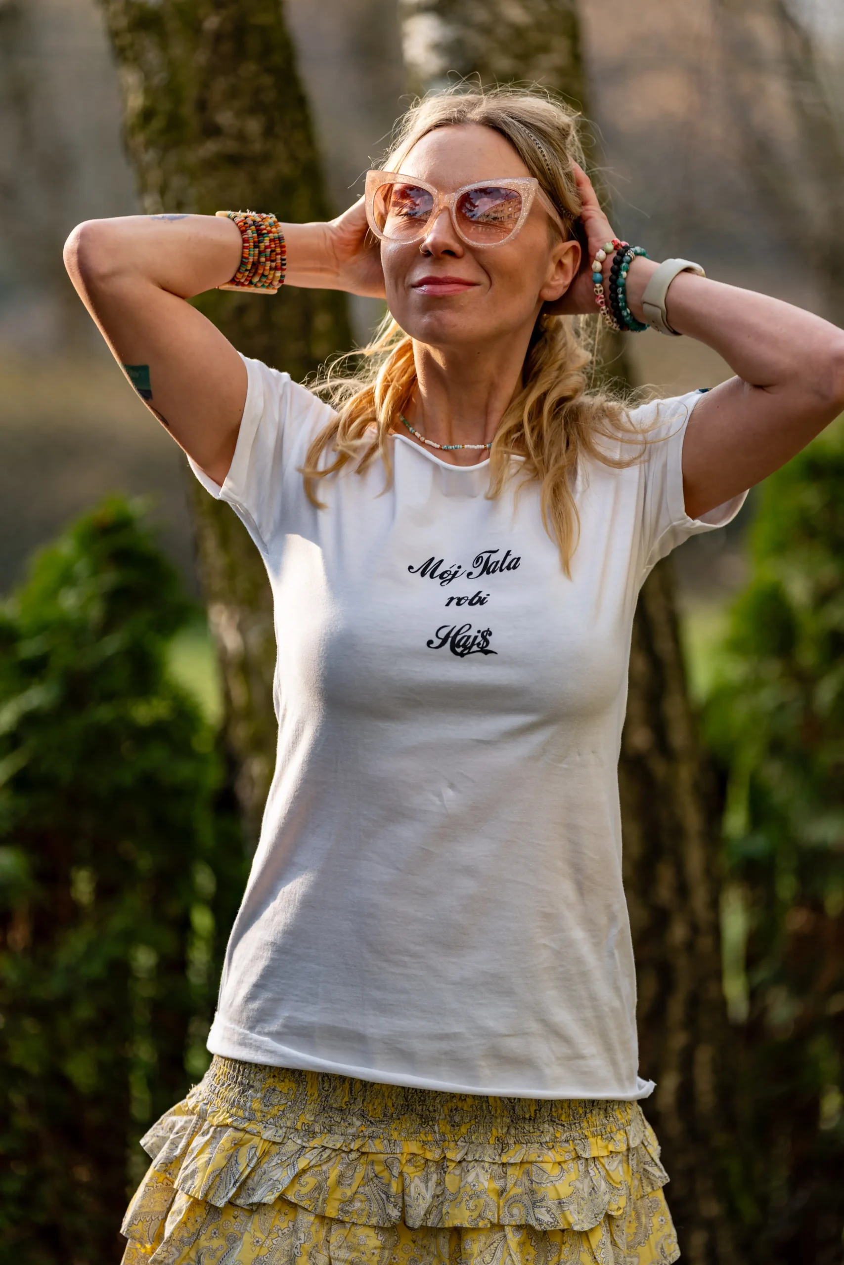 Biała koszulka oversize z nadrukiem Mój tata robi hajs 165 t shirt damski z nadrukiem oversize scaled 1