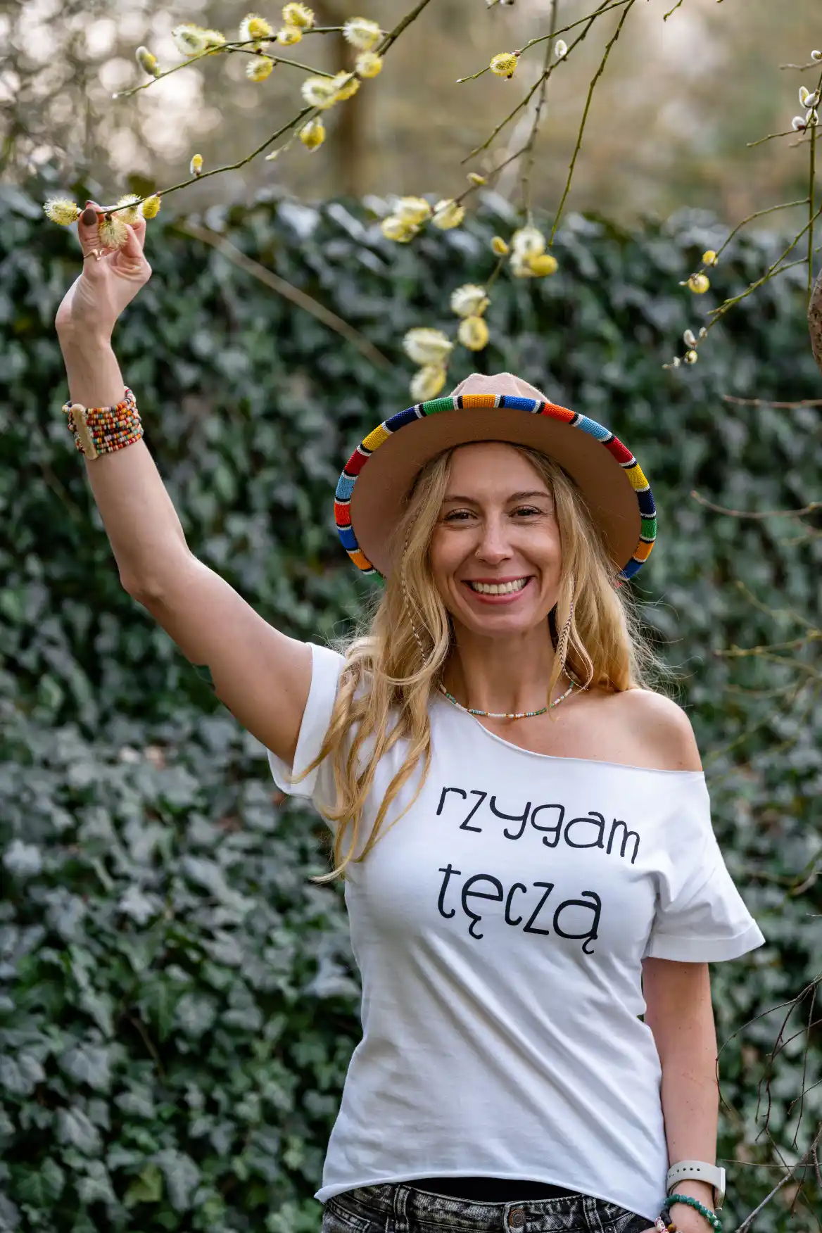 Biały t-shirt oversize Rzygam tęczą 40 t shirt oversize z nadrukiem damski