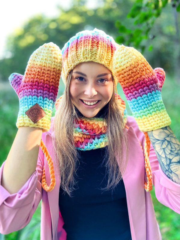 Kolorowe rękawiczki handmade ze sznureczkiem ,,Cieniowane cytrusy" 22 teczowe rekawiczki dziergane na drutach