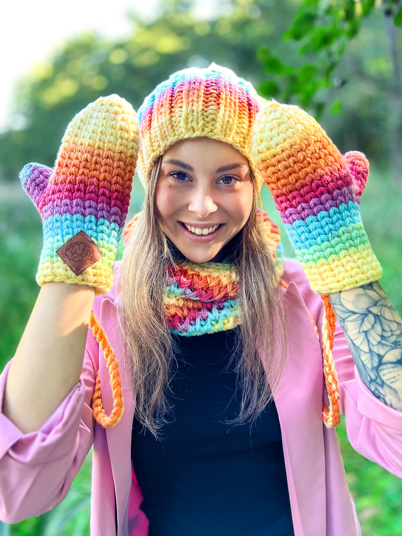 Kolorowe rękawiczki handmade ze sznureczkiem ,,Cieniowane cytrusy" 94 teczowe rekawiczki dziergane na drutach