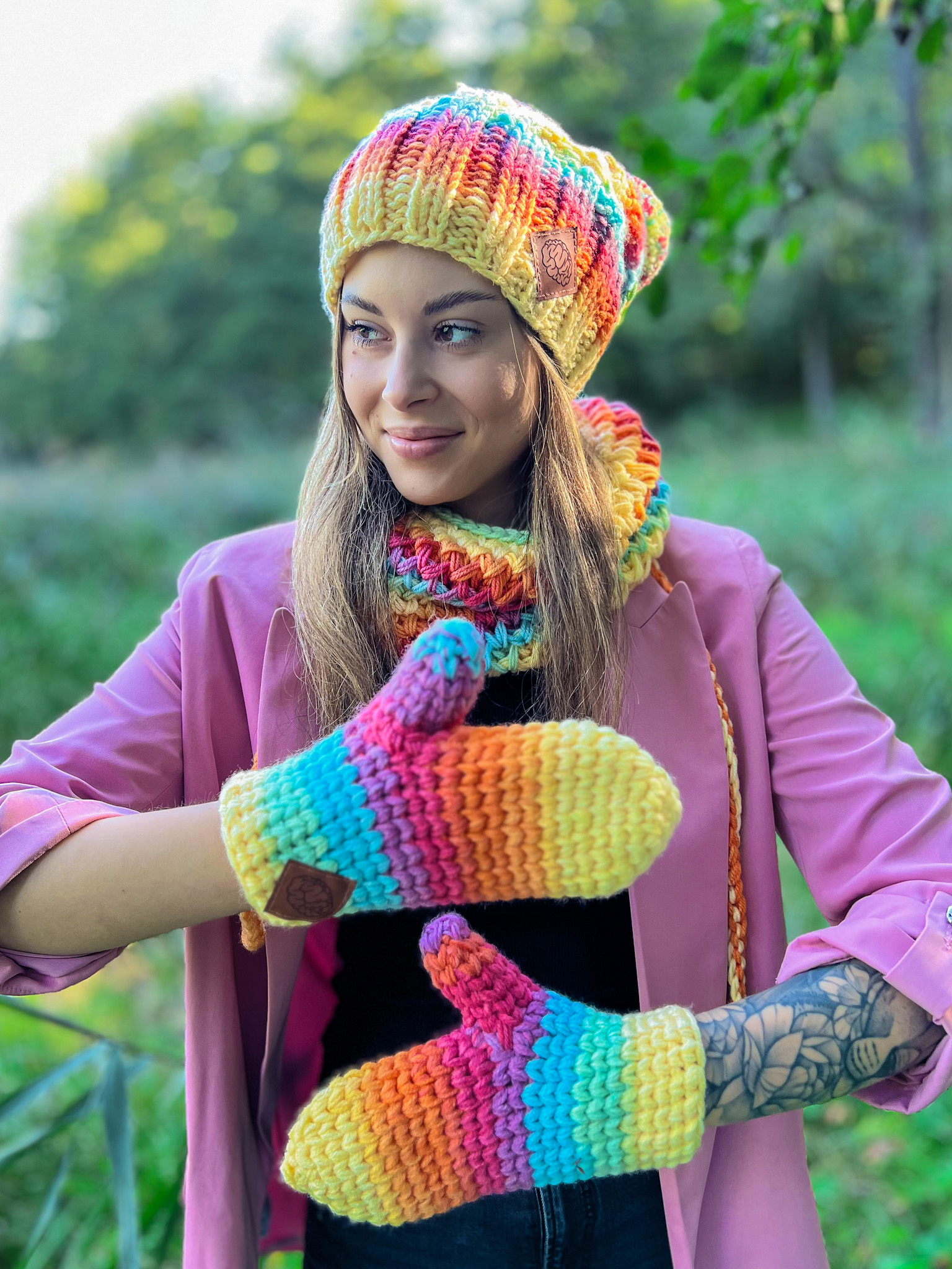 Kolorowe rękawiczki handmade ze sznureczkiem ,,Cieniowane cytrusy" 91 teczowe rekawiczki recznie robione