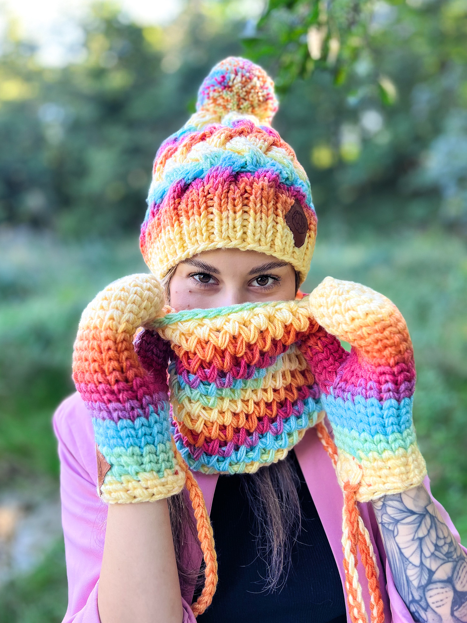 Kolorowe rękawiczki handmade ze sznureczkiem ,,Cieniowane cytrusy" 90 teczowe rekawiczki z jednym palcem