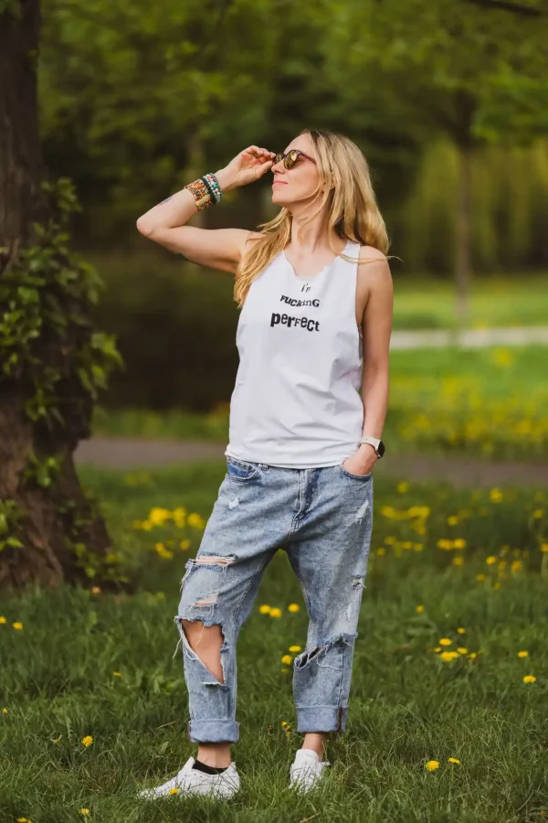 Biały tank top z napisem I'm fucking perfect 10 top na silke bialy