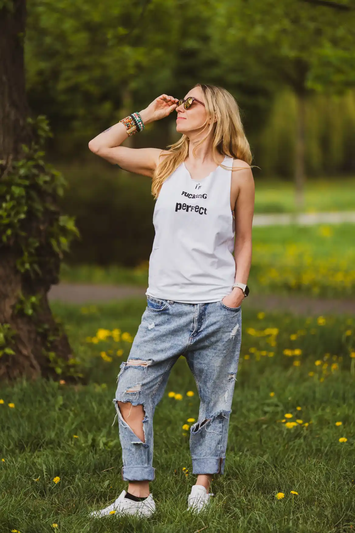 Biały tank top z napisem I'm fucking perfect 102 top na silke bialy
