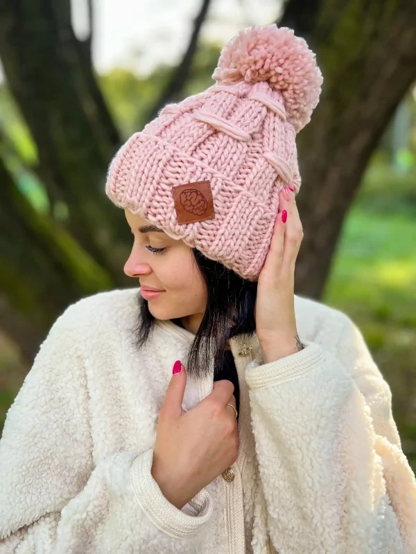 welniana czapka handmade z duzym pomponem