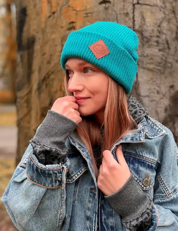 Czapka beanie logo ekoskórka "Turkus" 13 wywijana czapka beanie turkusowa Brain Inside