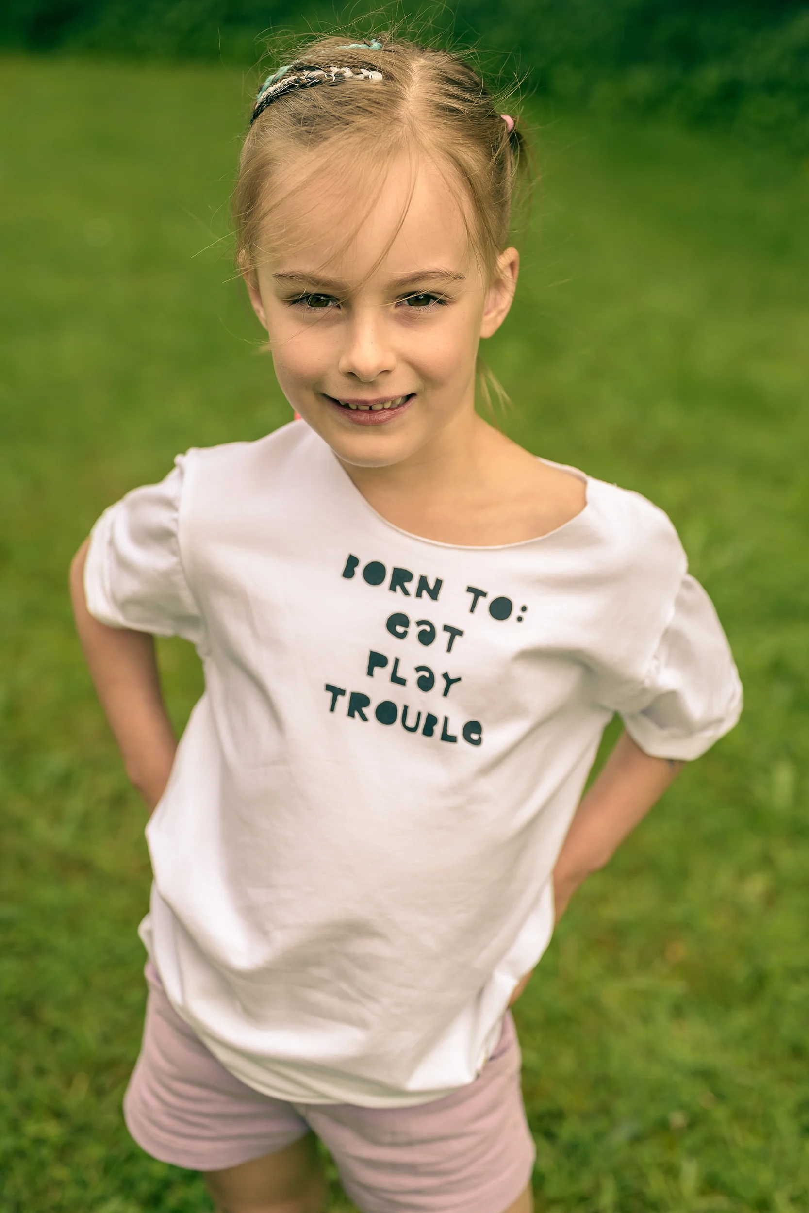 Koszulka dla dziecka biała "Bron to: eat play trouble" 116 zabawny napis koszulka dla dziecka