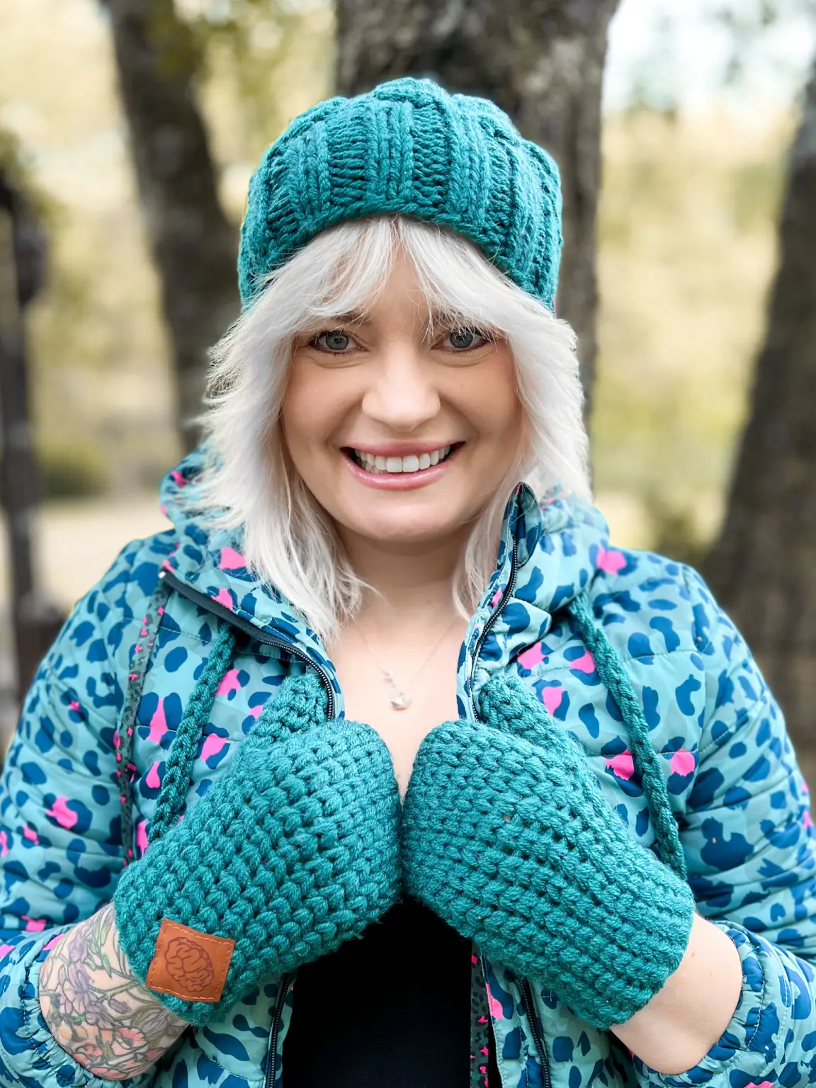 Czapka luźna z pomponem ENDORFINA ,,Leśny zielony" 126 zielona czapka robiona na drutach 1