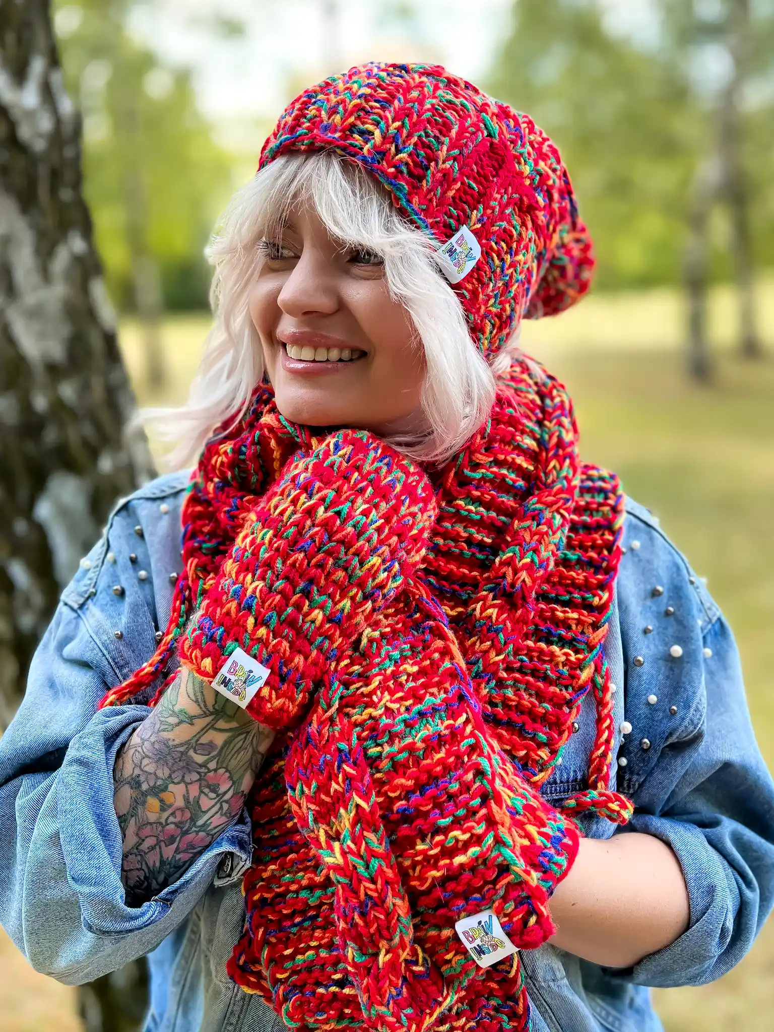 Rękawiczki MERINO 50% handmade ze sznureczkiem ,,Czerwienie" 195 Czerwona czapka z polarem i pomponem, ręcznie robiona