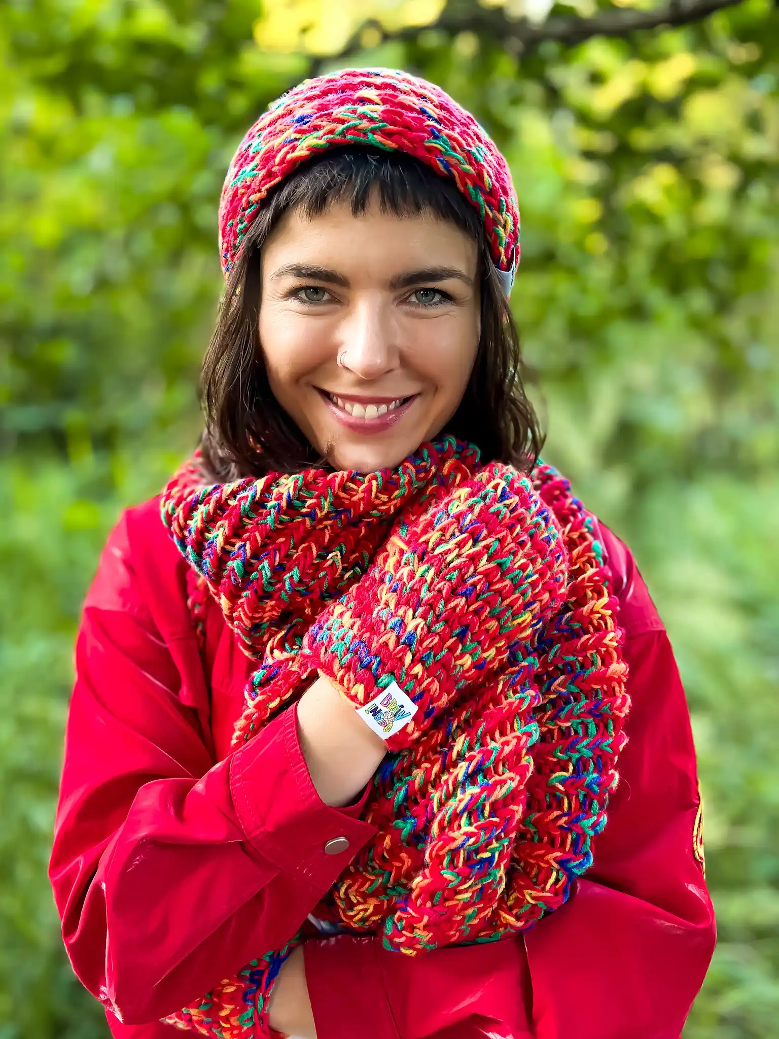 Rękawiczki MERINO 50% handmade ze sznureczkiem ,,Czerwienie" 190 Luźna czapka, chroniąca fryzurę