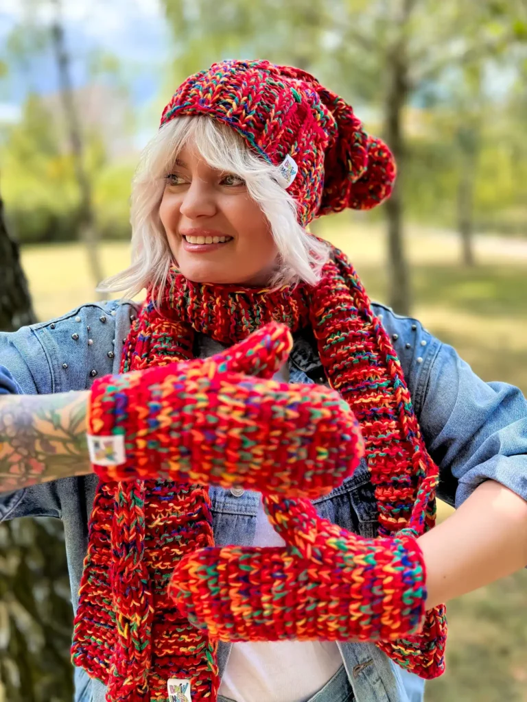 Wygodna czerwona czapka z polarem, ręcznie robiona