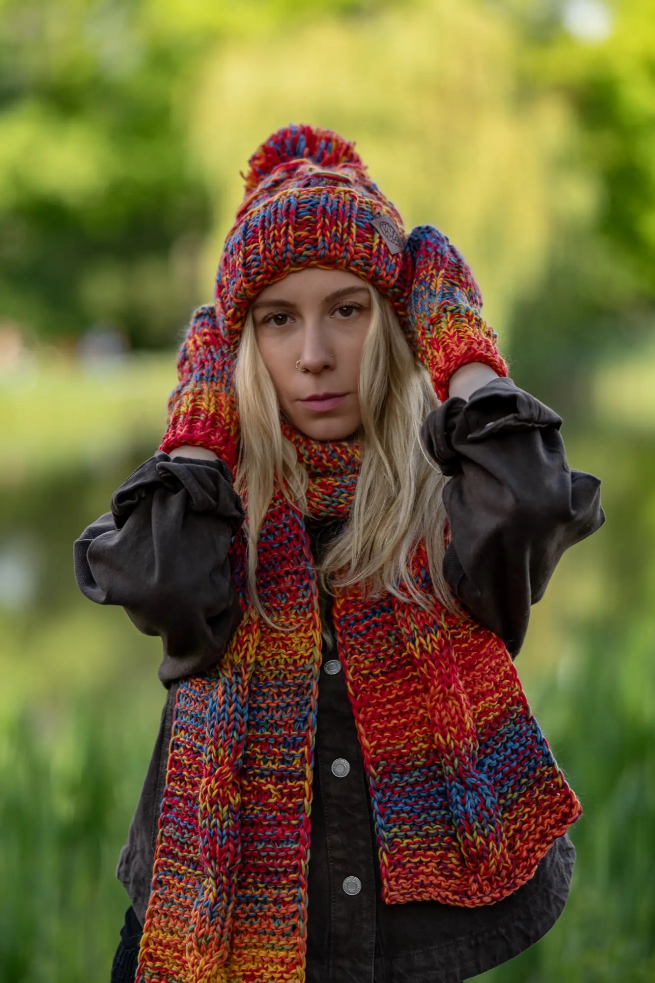 Czapka MERINO 100% Euforia "Przygaszone Czerwienie" 171 czapka damska z pomponem
