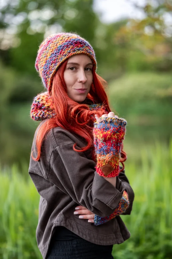 Mitenki MERINO ,,Przygaszone Czerwienie" 21 czapka handmade merino damska