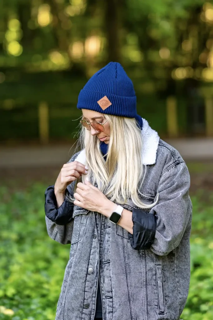 modna granatowa czapka