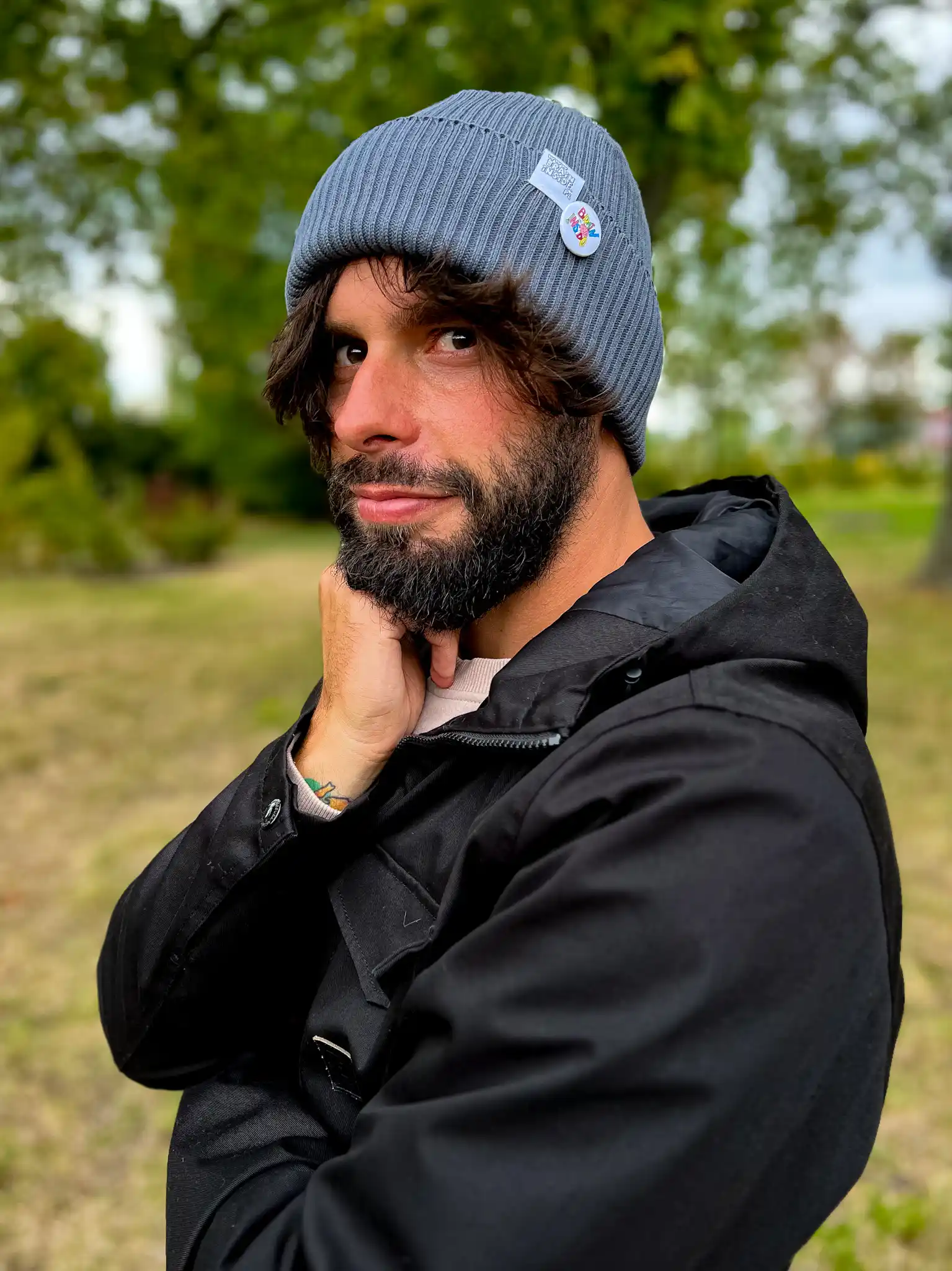 Męska czapka beanie z bawełny logo kolorowe "Ciemny szary" 192 Bawełniana dokerka dla mężczyzn – trwałość i komfort szara