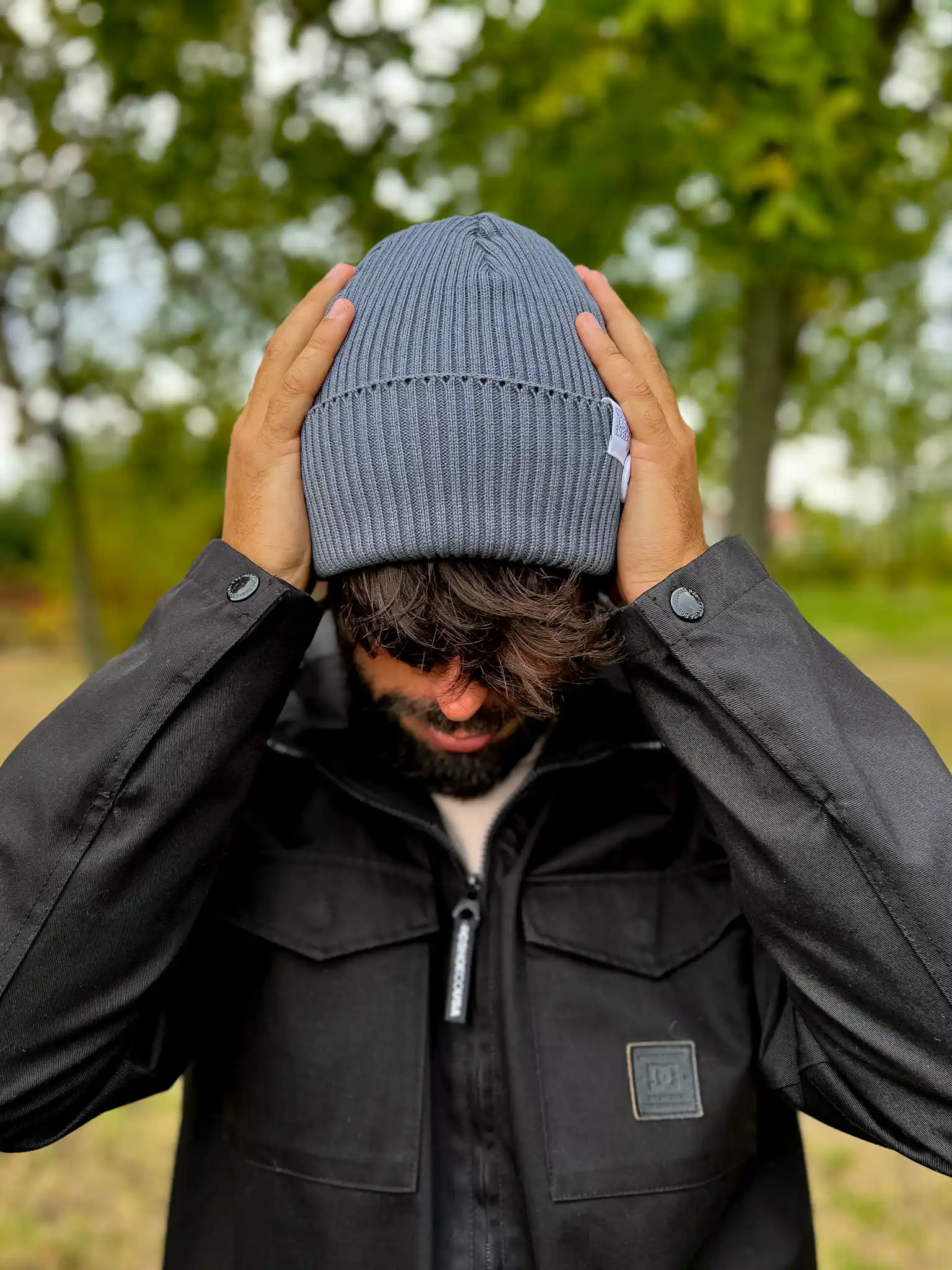 Męska czapka beanie z bawełny logo kolorowe "Ciemny szary" 199 Bawełniana złodziejka męska – klasyczna elegancja