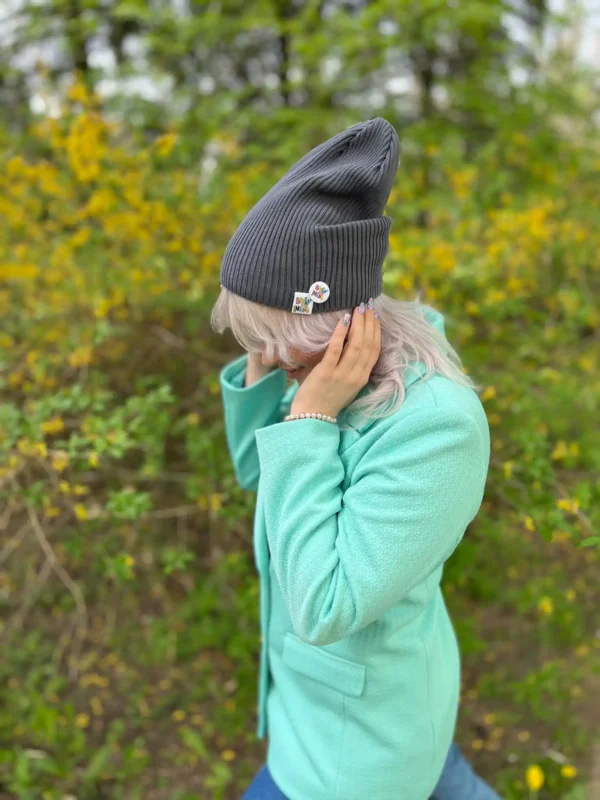 Luźna czapka z bawełny logo kolorowe "Ciemny szary" 10 Beanie w grafitowym odcieniu, która dodaje charakteru każdej stylizacji – czapka przejściówka.