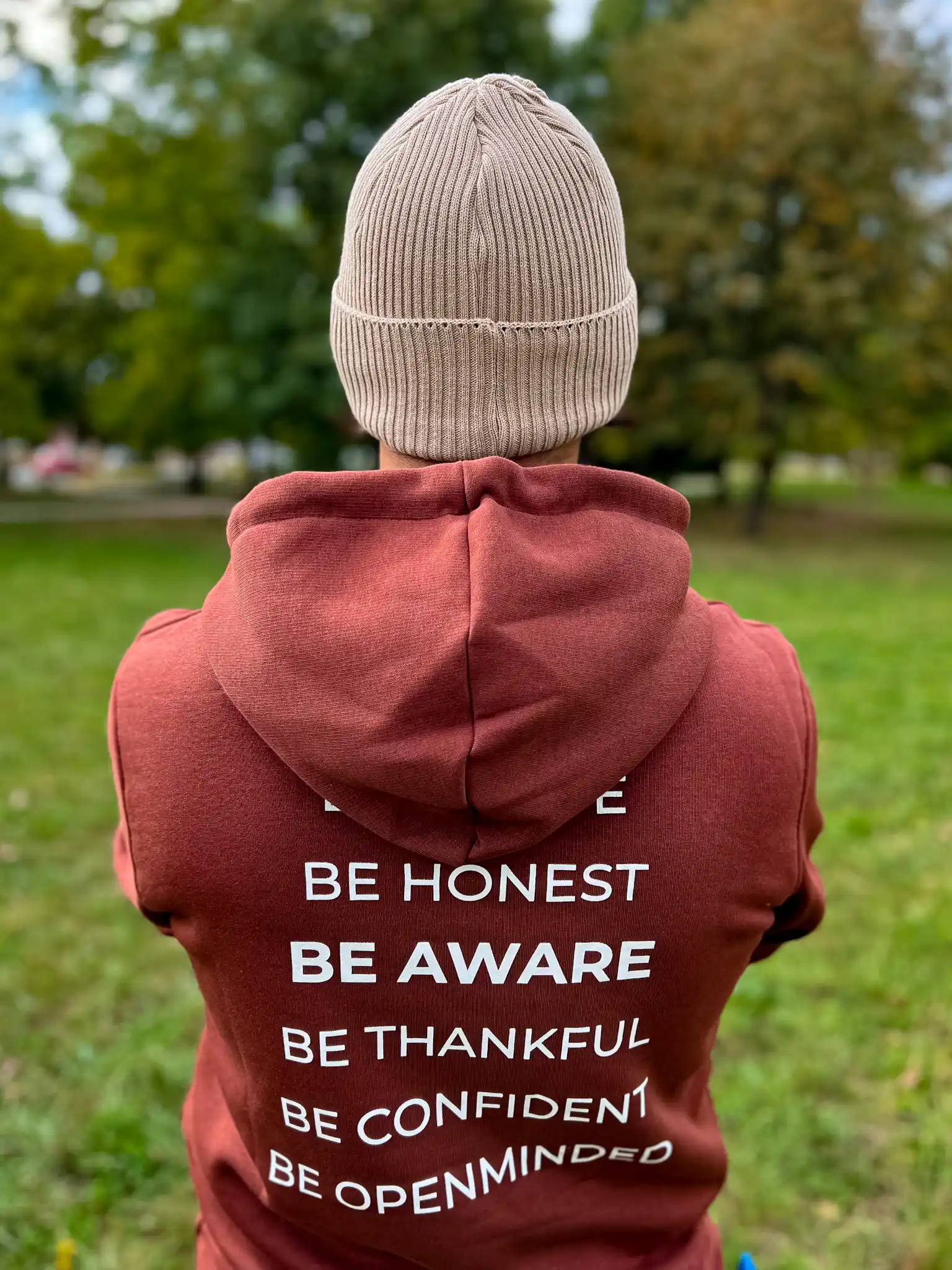 Męska bawełniana czapka beanie logo ekoskórka "Beżowy" 167 Beżowa męska beanie – minimalistyczny styl