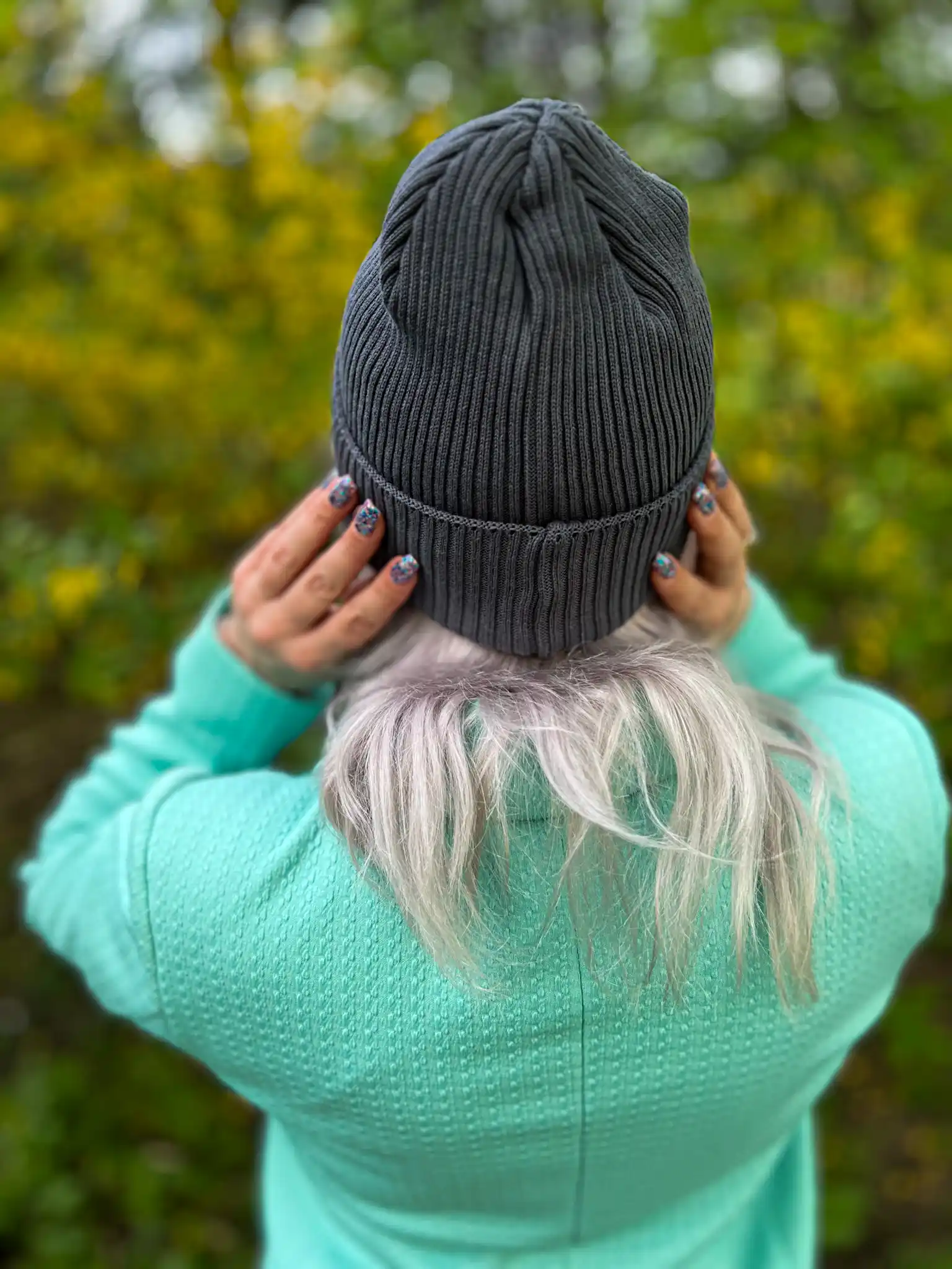 Bawełniana czapka beanie logo ekoskórka "Ciemny szary" 155 Ciemnoszara czapka wiosenna, która dopełni każdą stylizację.