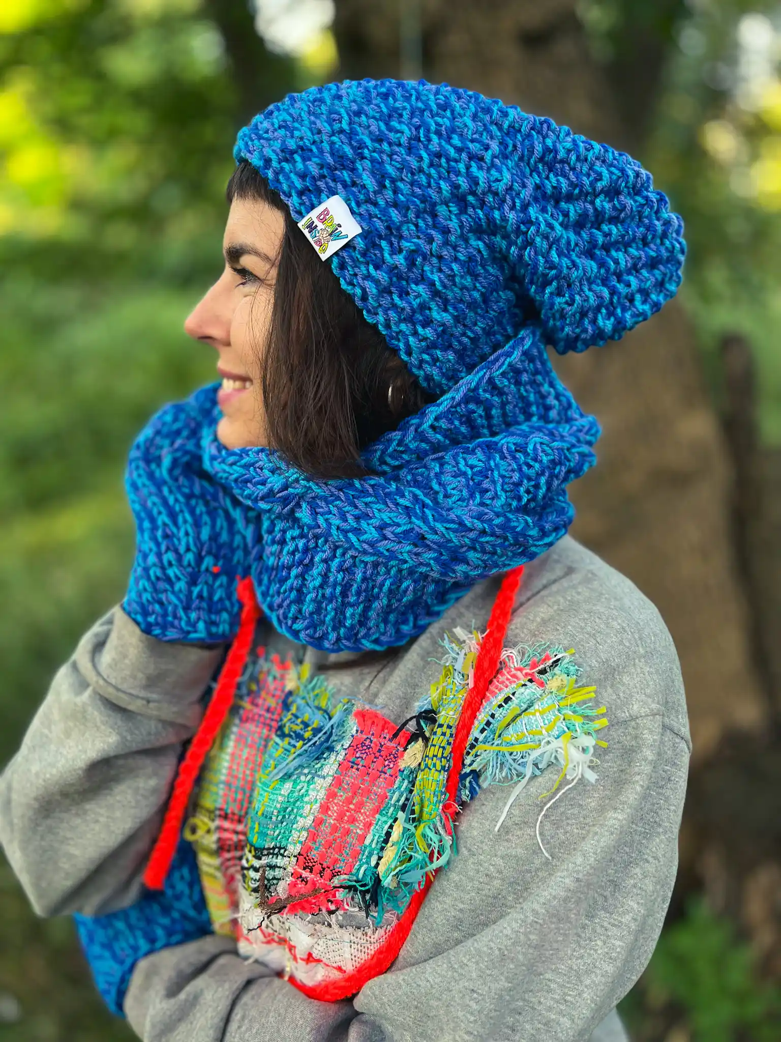 Luźna czapka MERINO 66% "Niebieskości" NEVERLAND 207 Ciepła niebieska czapka slouchy, wykonana ręcznie z dbałością o detale, idealna na zimowe spacery.