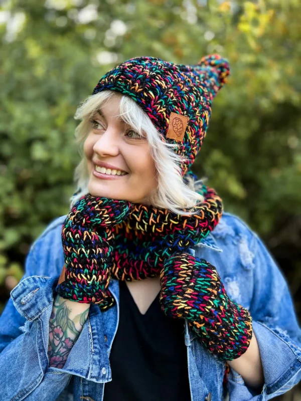 Rękawiczki handmade ze sznureczkiem ,,Czarne czerwienie" 18 Ciepły i miękki – ręcznie wykonany komin z wełny merino i alpaki przez seniorki.