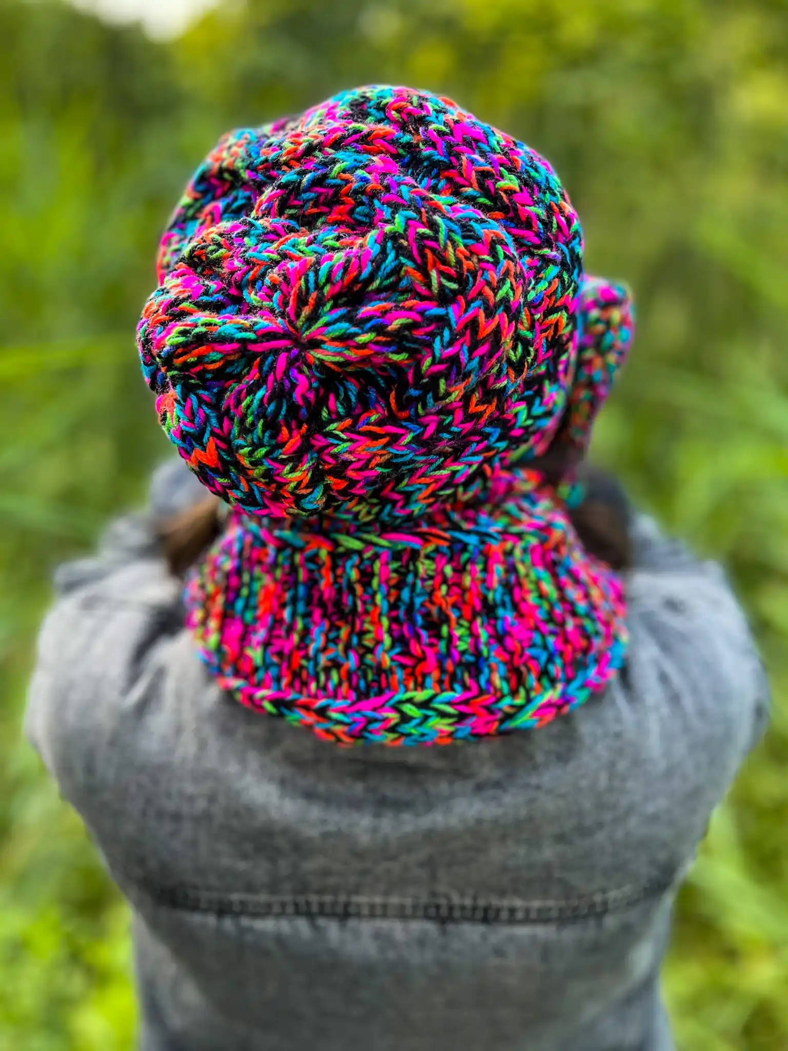 Luźna czapka MERINO 50% "Czarne kolorki" THIS IS IT 185 Czapka nieugniatająca włosów na każdą okazję – Ciepło bez kompromisów dla fryzury.