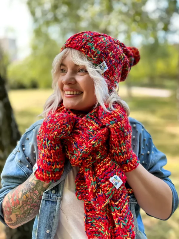 Kolorowa czapka podszyta polarem FUN ,,Czerwienie" 12 Czapka z polarem i pomponem – praktyczna i stylowa, doskonała na stok narciarski i codzienne wyjścia