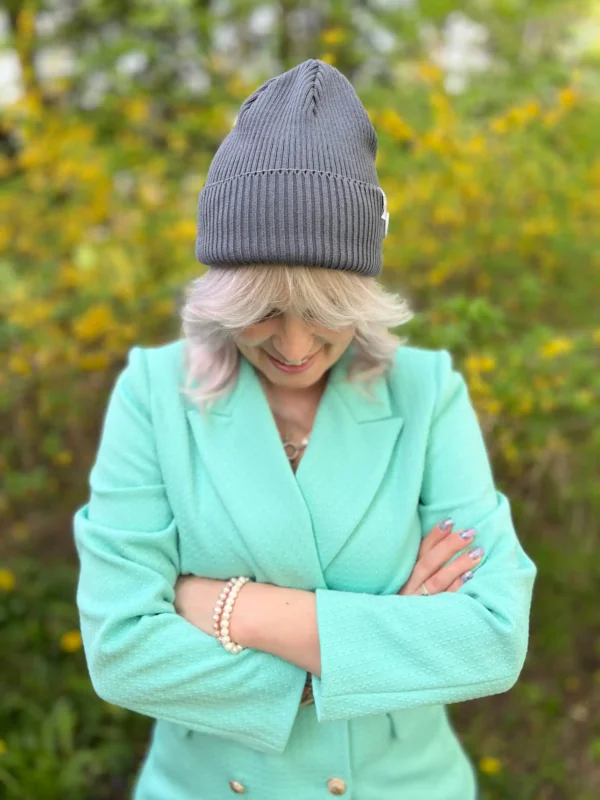Czapka beanie z bawełny logo kolorowe "Ciemny szary" 9 Elegancka prostota w szarym wydaniu slouchy – czapka wiosenna.