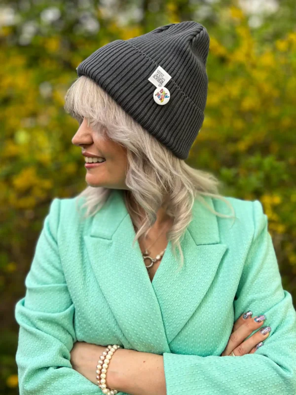 Czapka beanie z bawełny logo kolorowe "Ciemny szary" 8 Idealna na chłodniejsze dni – szara czapka beanie.