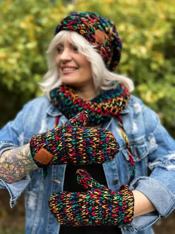 Rękawiczki handmade ze sznureczkiem ,,Czarne czerwienie" 11 Komfort i jakość – mitenki z wełny merino i alpaki, ręcznie robiony przez seniorki.