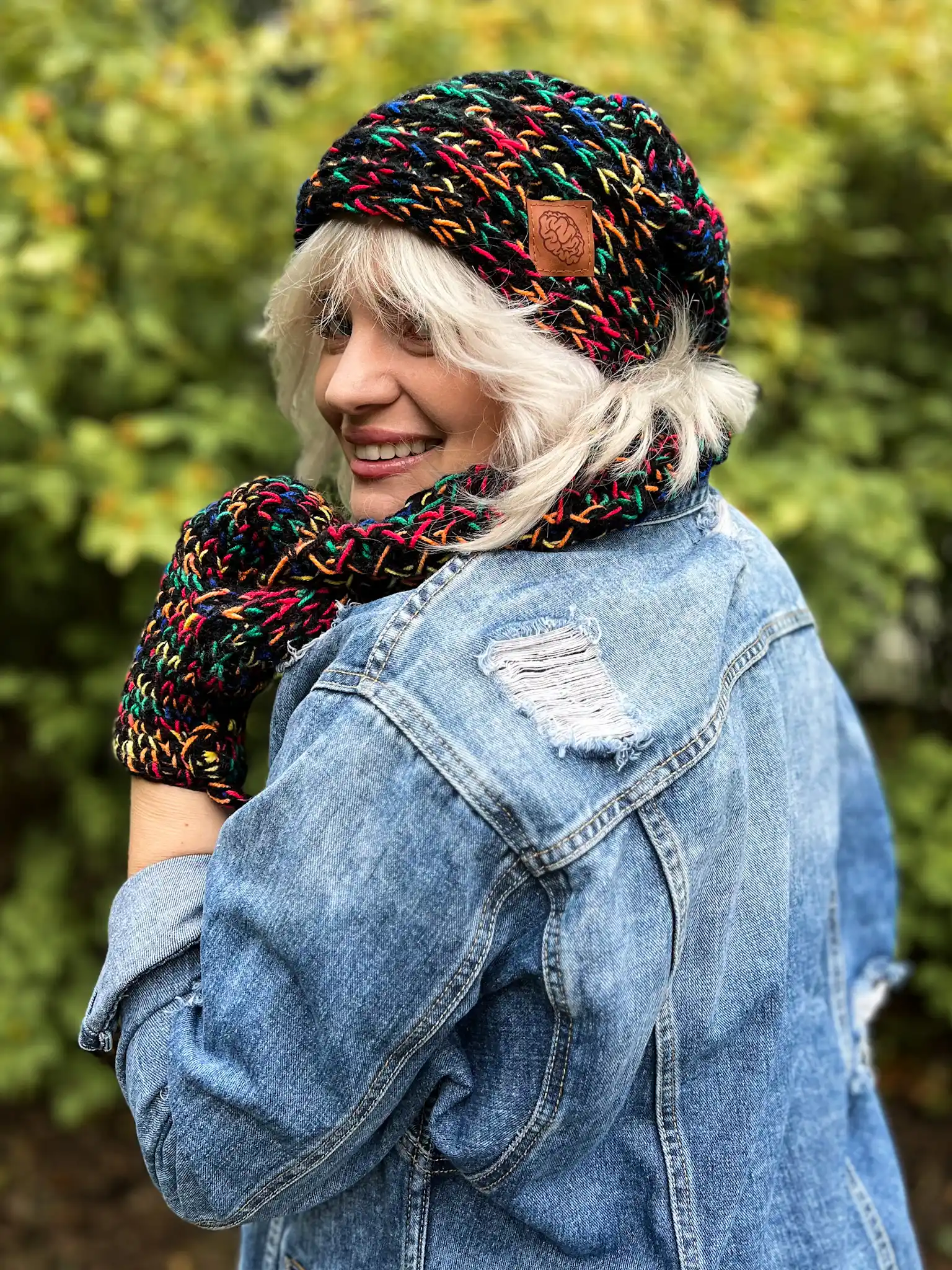 Czapka MERINO 75% nieugniatająca włosów ,,Czarne czerwienie" THIS IS IT 68 Komfort i styl – czapka oversize nieuklepująca włosów dla wymagających.