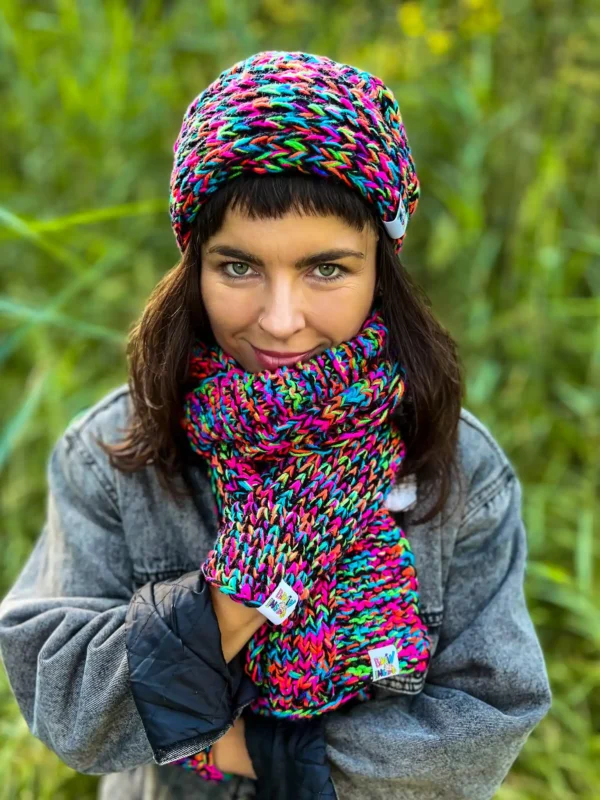 Luźna czapka MERINO 50% "Czarne kolorki" THIS IS IT 10 Luźna czapka niepsująca fryzury – Styl i wygoda dla Twoich włosów.