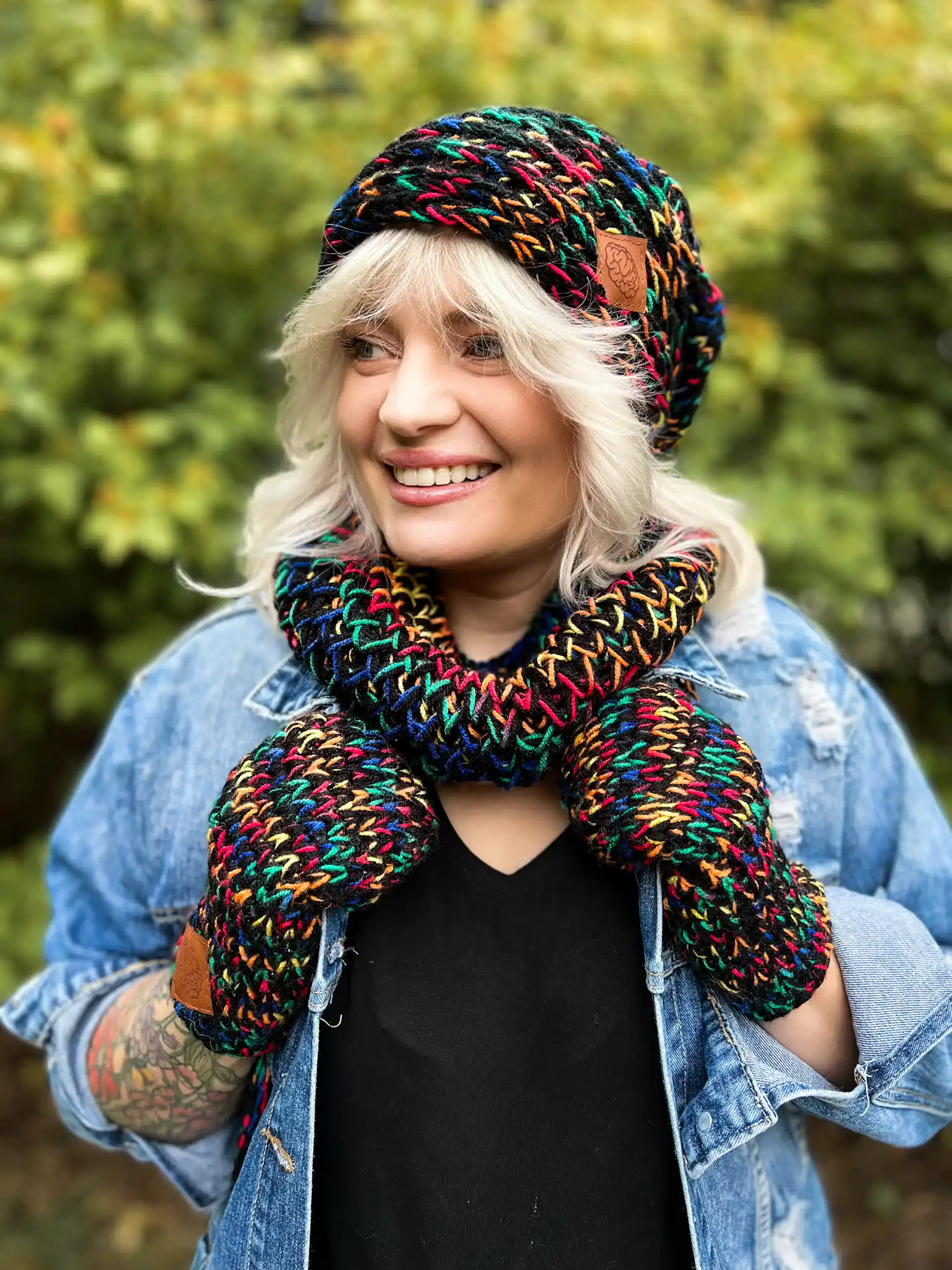 Czapka MERINO 75% nieugniatająca włosów ,,Czarne czerwienie" THIS IS IT 66 Luźna czapka niepsująca fryzury – komfort i elegancja w jednym.Luźna czapka niepsująca fryzury – komfort i elegancja w jednym.