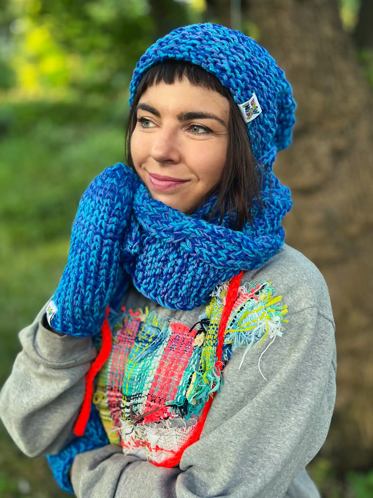 Luźna czapka MERINO 66% "Niebieskości" NEVERLAND 205 Luźna niebieska czapka typu slouchy, wykonana ręcznie z polarową podszewką – doskonała ochrona przed zimnem.