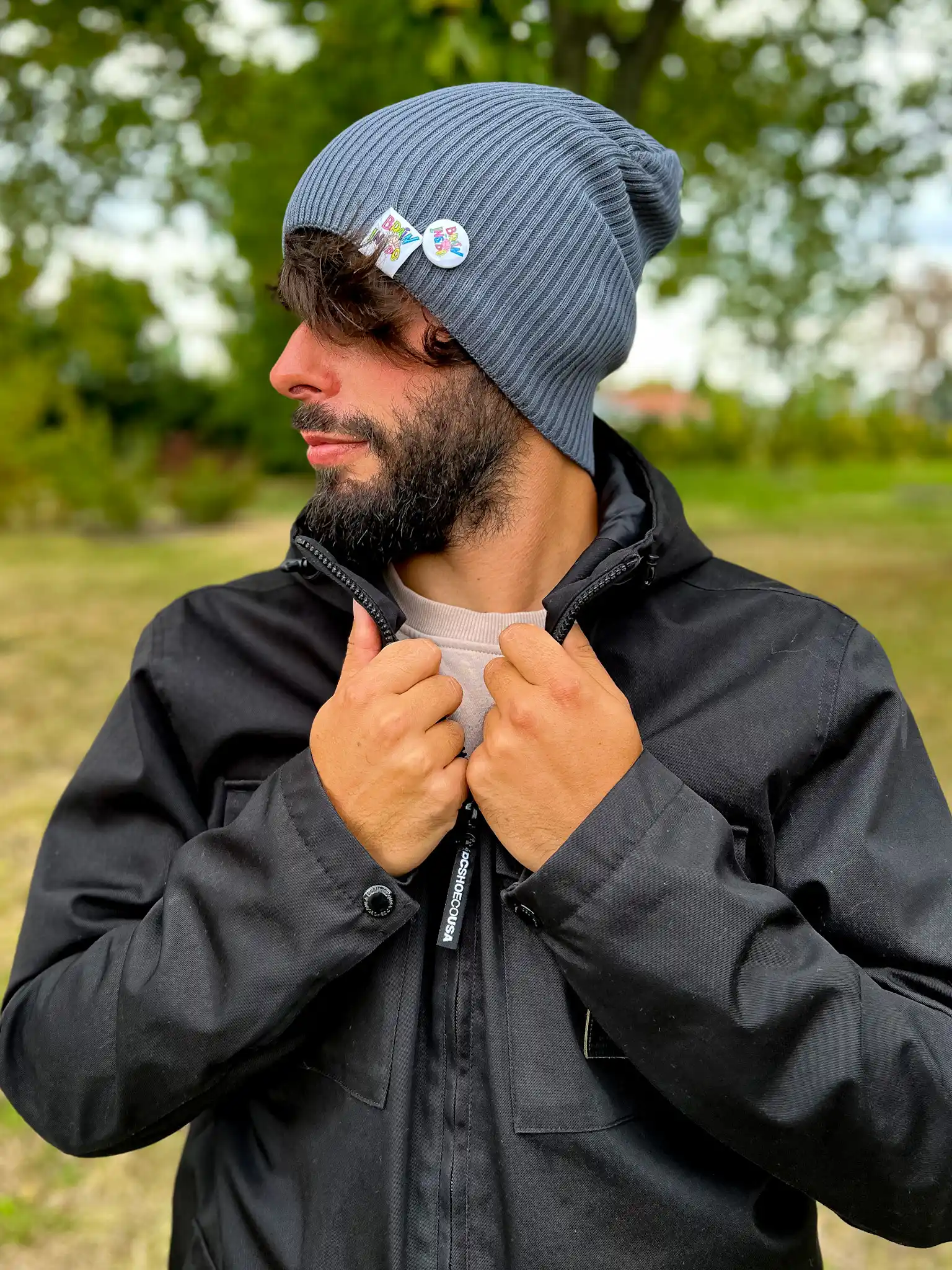Męska luźna czapka z bawełny logo kolorowe "Ciemny szary" 131 Męska slouchy czapka, cotton ciemny szary