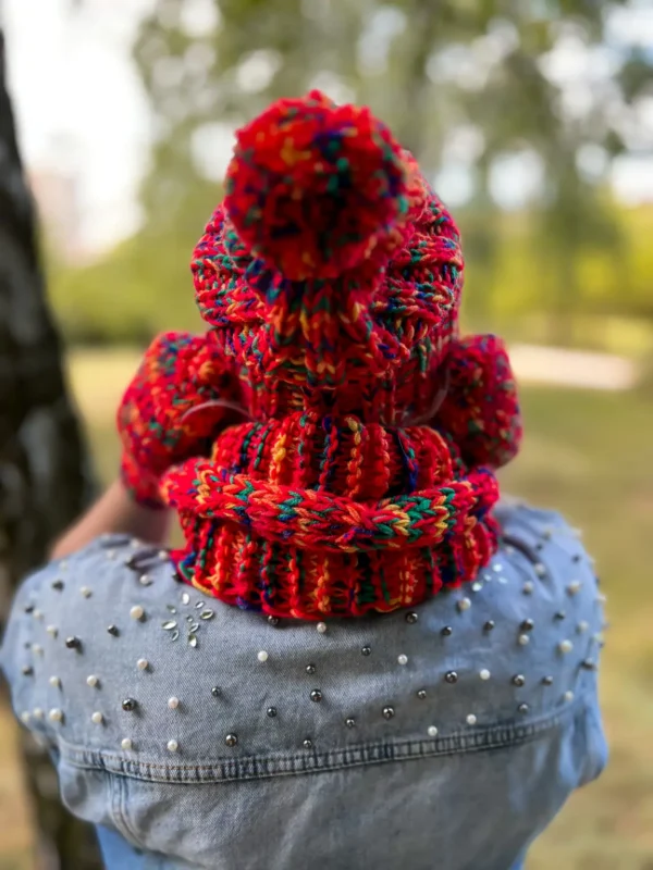 Kolorowa czapka podszyta polarem FUN ,,Czerwienie" 13 Modna czapka merino z pomponem – połączenie stylu i funkcjonalności na chłodne dni