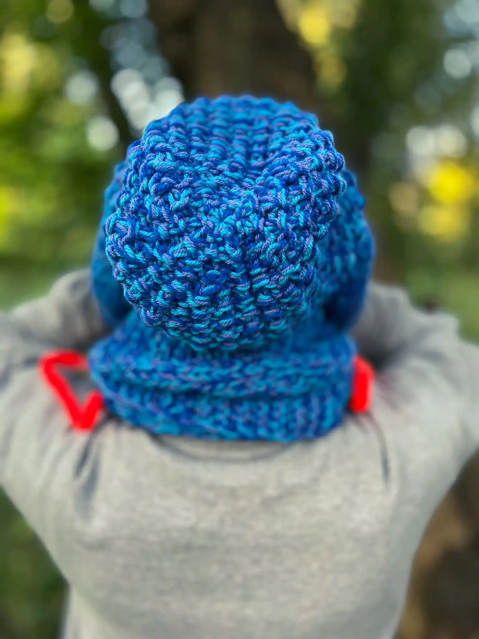 Luźna czapka MERINO 100% "Niebieskości" NEVERLAND + podszewka BAWEŁNA 194 Modna niebieska czapka slouchy, wykonana ręcznie i komfortowa dzięki polarowej podszewce.