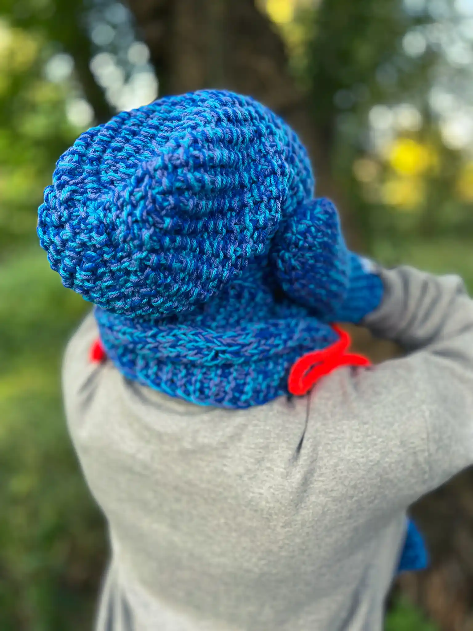 Luźna czapka MERINO 66% "Niebieskości" NEVERLAND 203 Niebieska czapka slouchy, luźna w stylu i ciepła dzięki ręcznemu wykonaniu oraz podszywce z polarem.