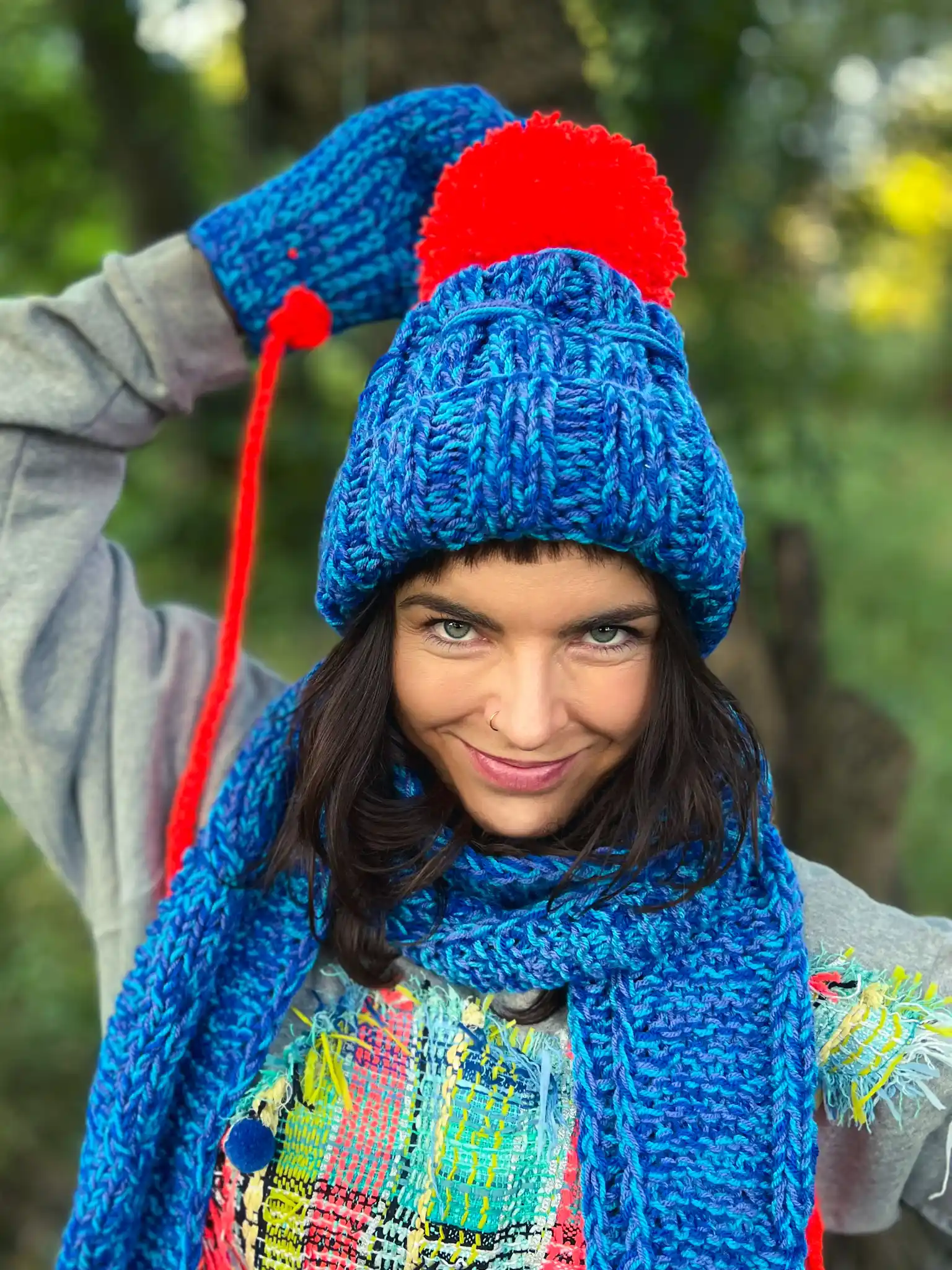 Rękawiczki handmade ze sznureczkiem ,,Niebieskości" 214 Oldschool rękawiczki z jednym palcem, wykonane na szydełku.