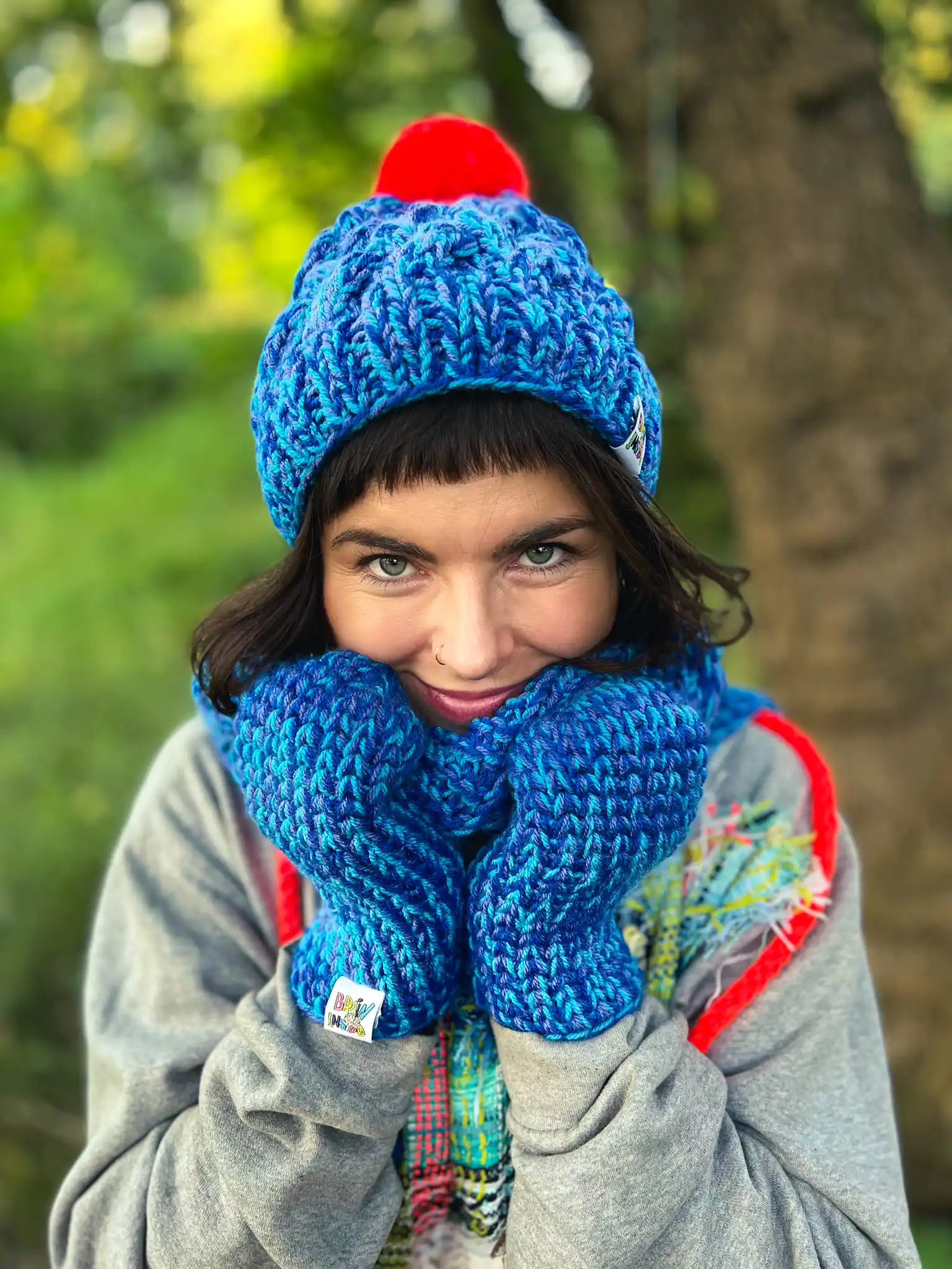 Rękawiczki handmade ze sznureczkiem ,,Niebieskości" 212 Rękawiczki jednopalczaste na szydełku, ciepłe i miękkie.