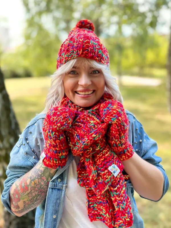 Kolorowa czapka podszyta polarem FUN ,,Czerwienie" 11 Stylowa czapka z pomponem – wykonana z najwyższej jakości wełny merino, idealna na chłodne dni