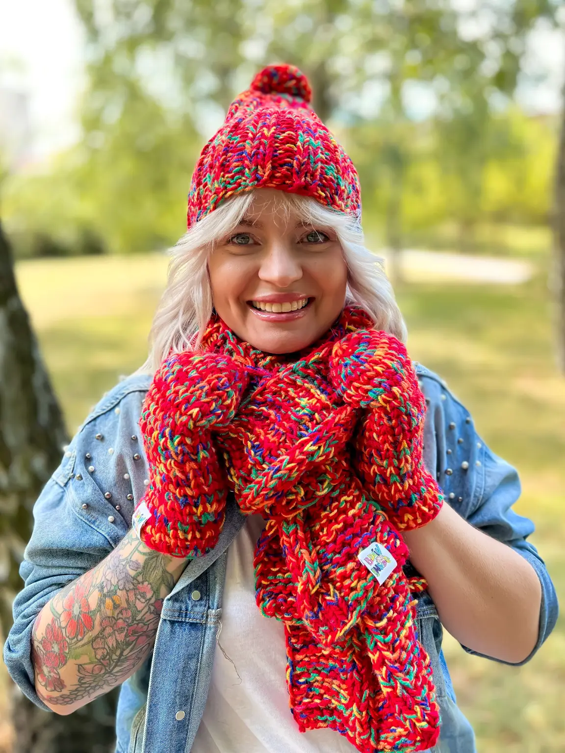 Kolorowa czapka podszyta polarem FUN ,,Czerwienie" 100 Stylowa czapka z pomponem – wykonana z najwyższej jakości wełny merino, idealna na chłodne dni