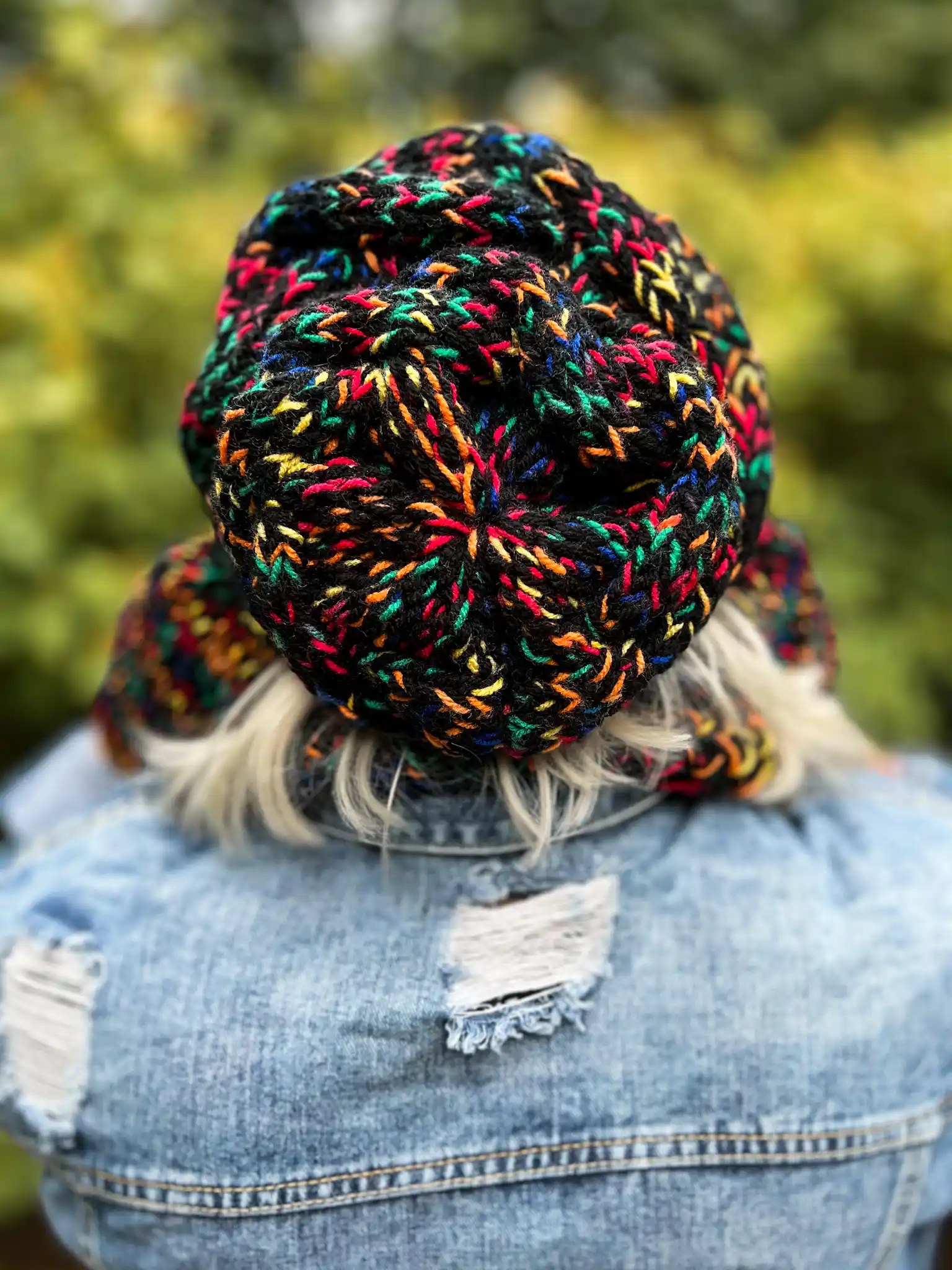 Czapka MERINO 75% nieugniatająca włosów ,,Czarne czerwienie" THIS IS IT 67 Stylowa i funkcjonalna – nasza czapka nieugniatająca włosów, idealna na każdą okazję.