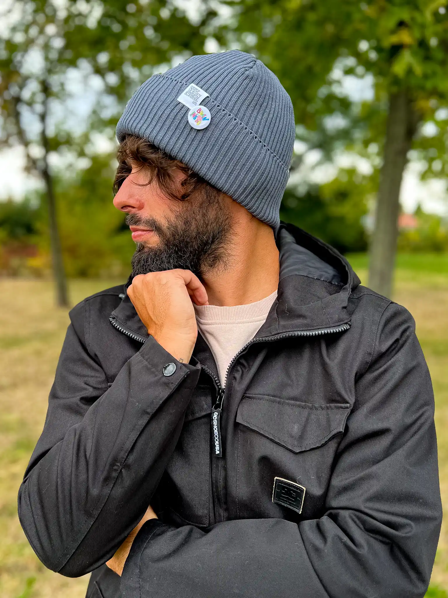 Męska czapka beanie z bawełny logo kolorowe "Ciemny szary" 196 Stylowa męska beanie, wykonana z bawełny