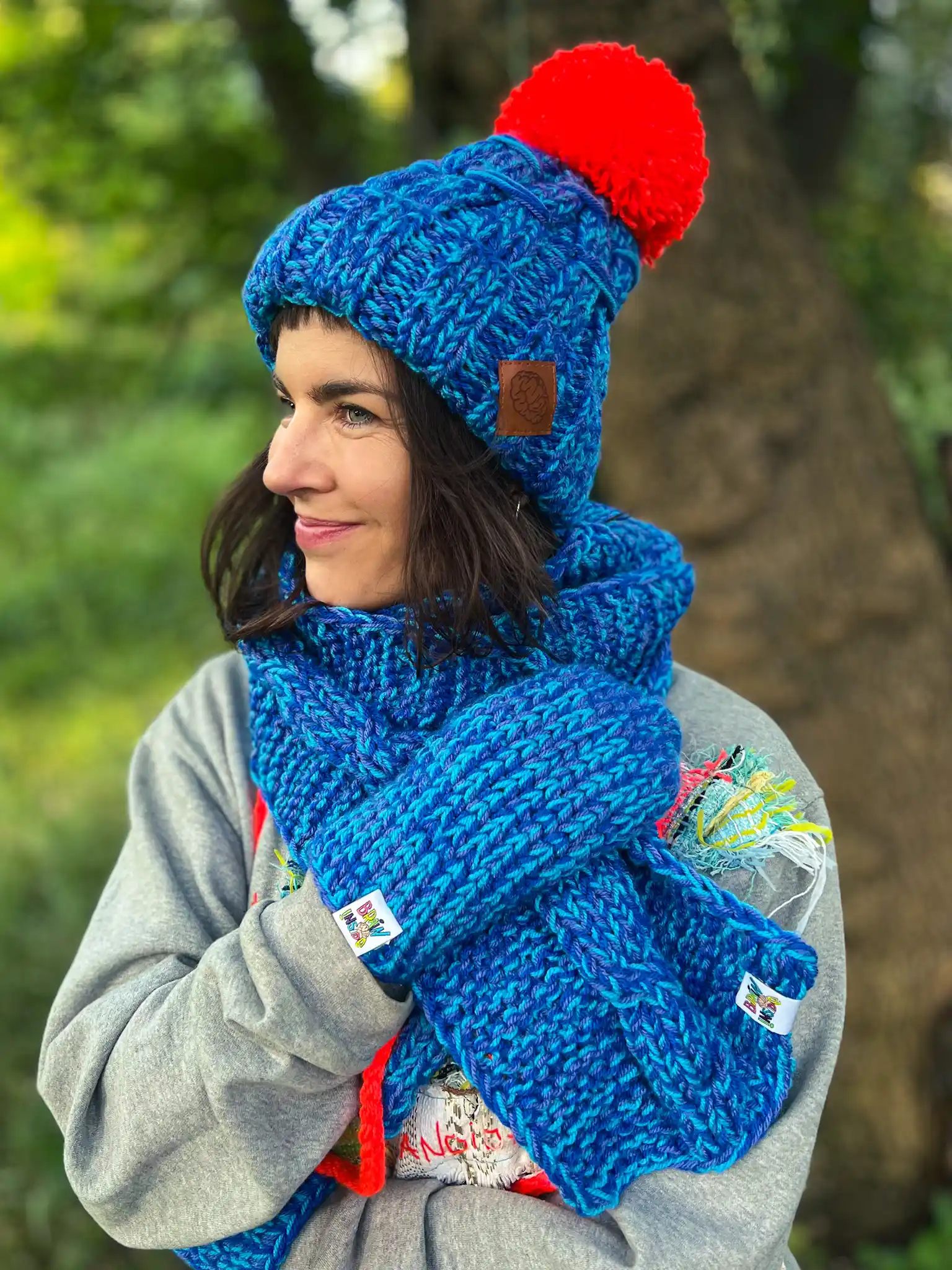 Czapka z wielkim pomponem MERINO 100% ,,Niebieskości" EUFORIA 203 Stylowa niebieska czapka z pomarańczowym pomponem, ręcznie tworzona przez seniorki z Poznania.