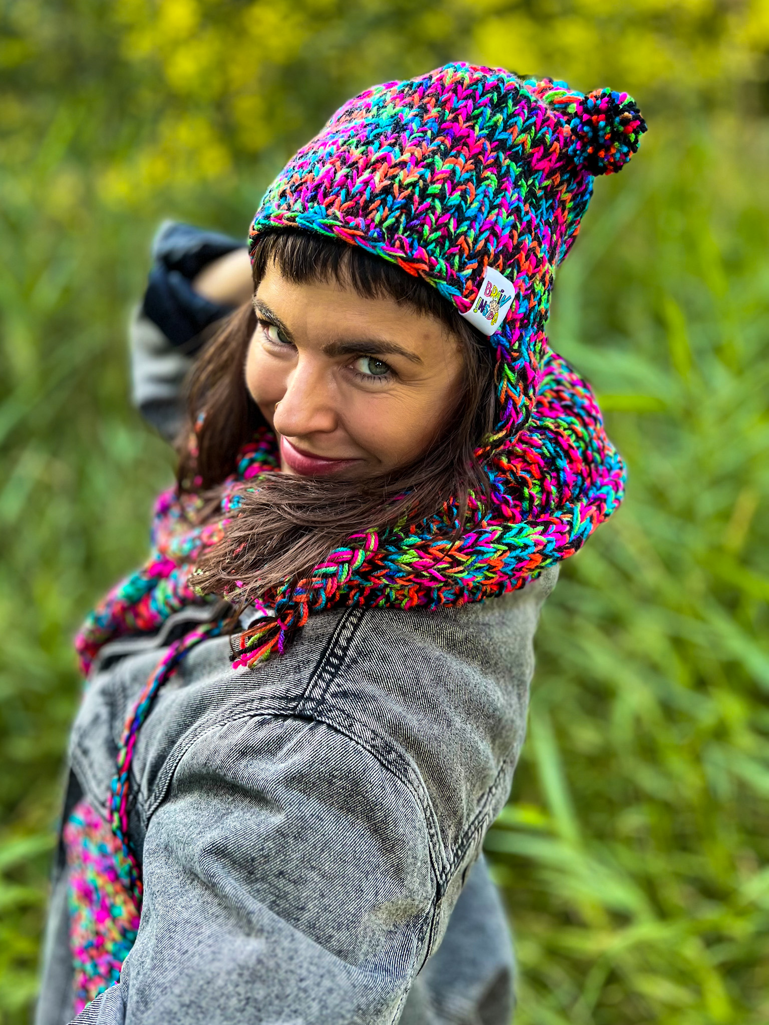 Kolorowy SZAL handmade "Czarne kolorki szalik" 43 Stylowa ochrona przed zimnem – luźna czapka z pomponem, ręcznie robiona pr