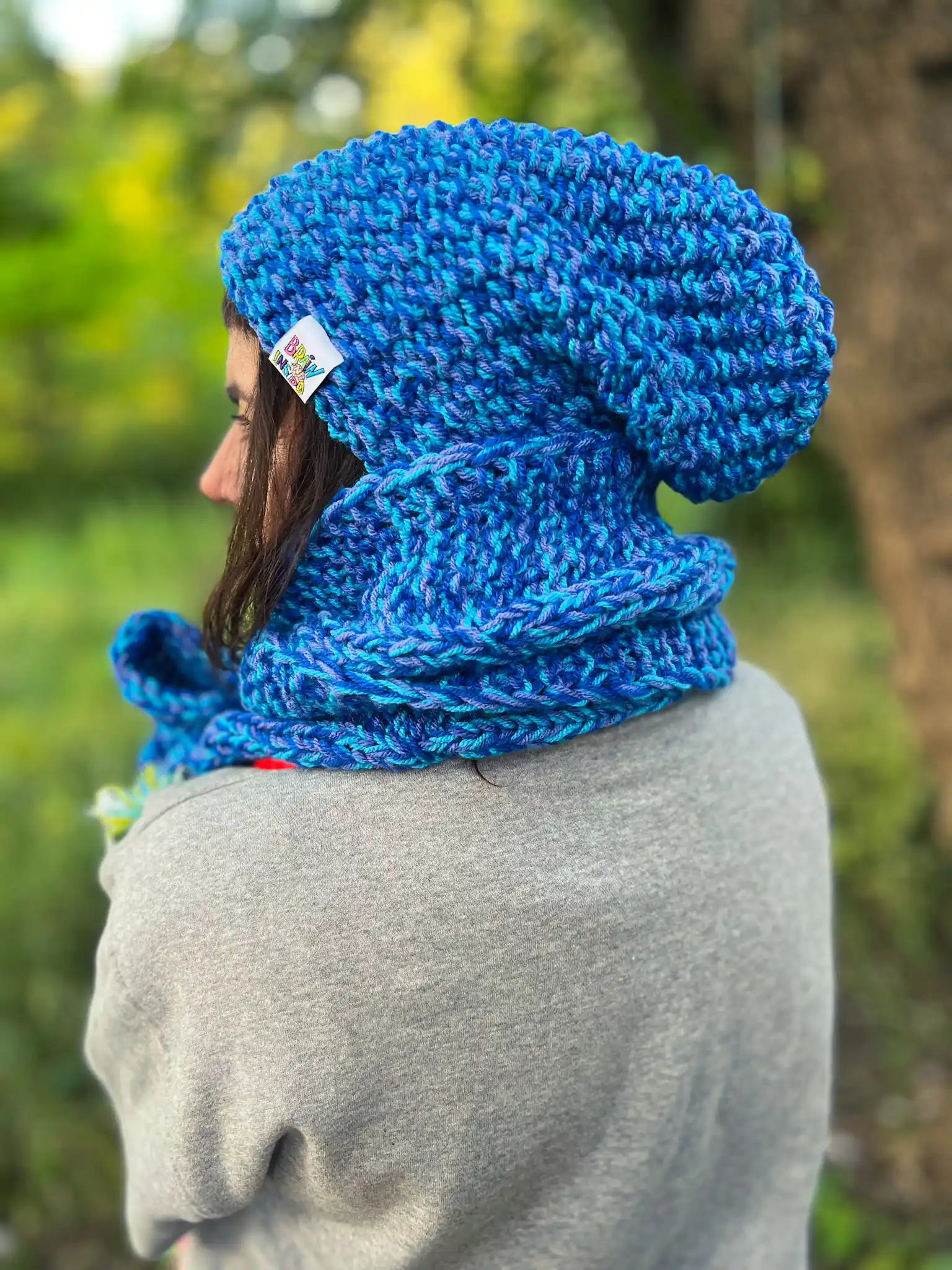 Luźna czapka MERINO 66% "Niebieskości" NEVERLAND 202 Stylowa, ręcznie robiona niebieska czapka oversize z miękką podszewką z polaru – idealna na zimowe dni.