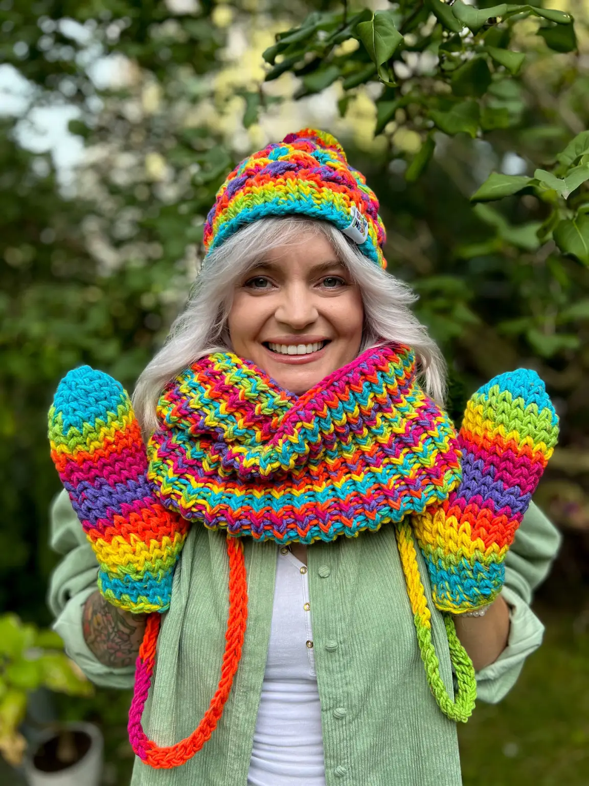 Kolorowe rękawiczki handmade ze sznureczkiem ,,Tęcza" 9 Stylowy tęczowy szalik na chłodne dni